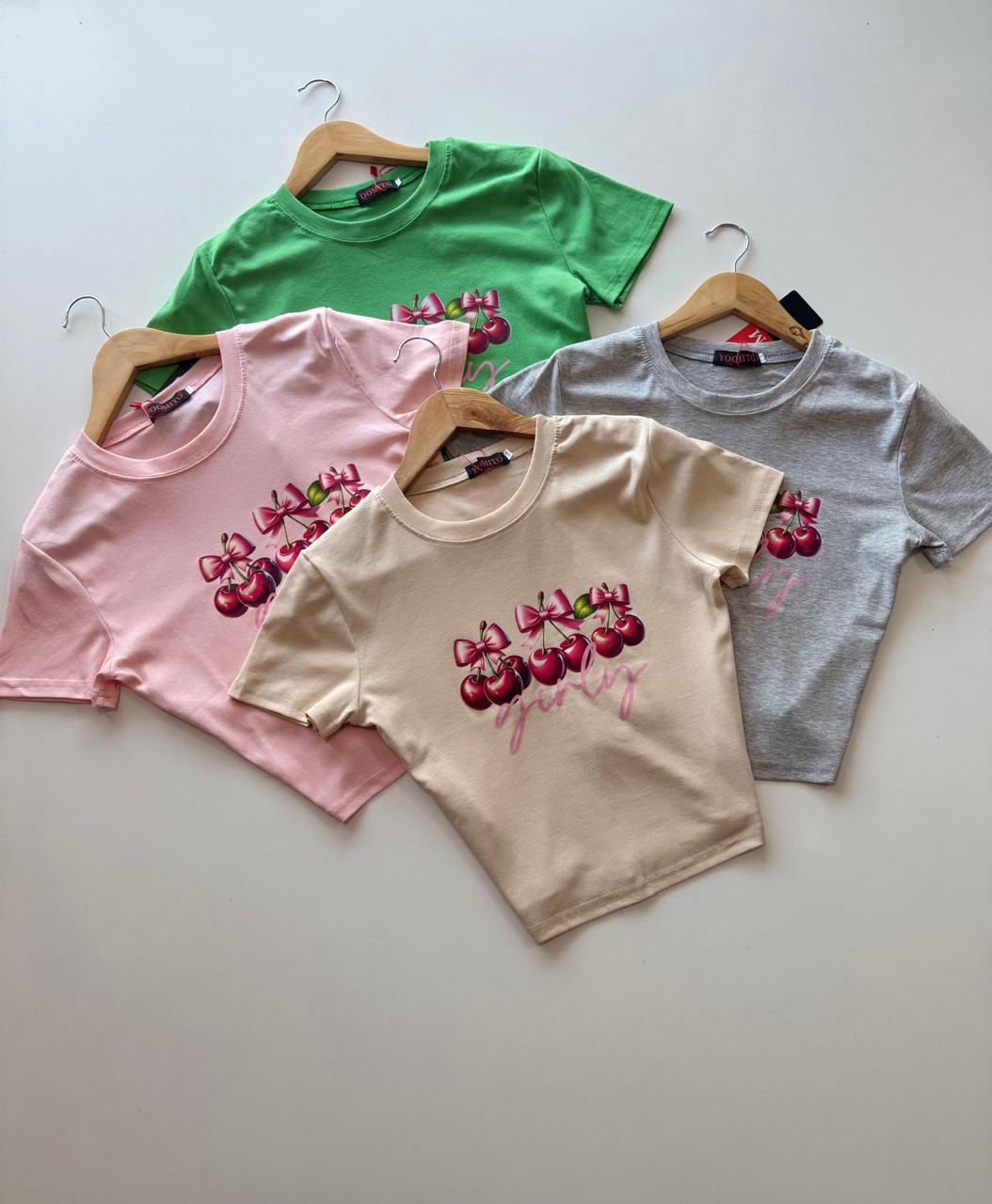 Remera con estampado de cerezas