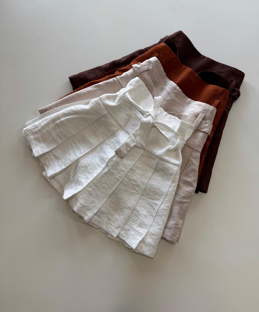 Short pollera plisada con cinto