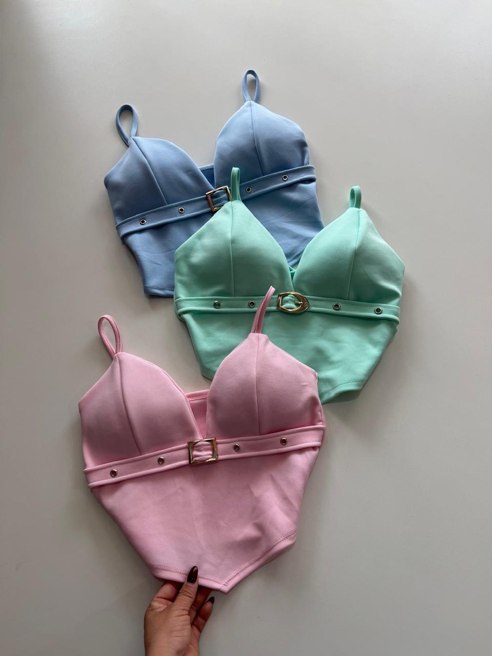 Top con pechera y hebilla adaptable para mujer