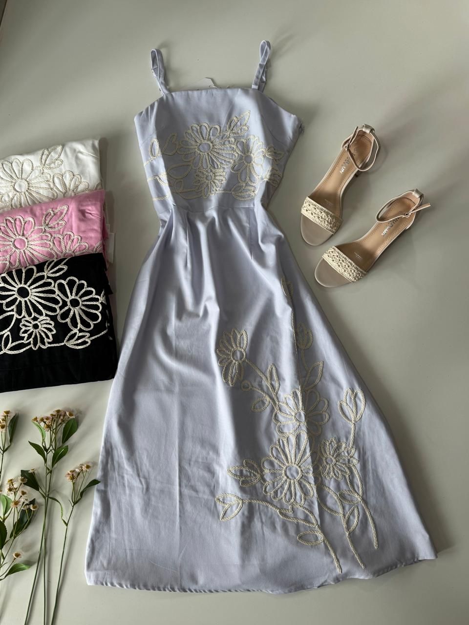 Vestido midi bordado en lino