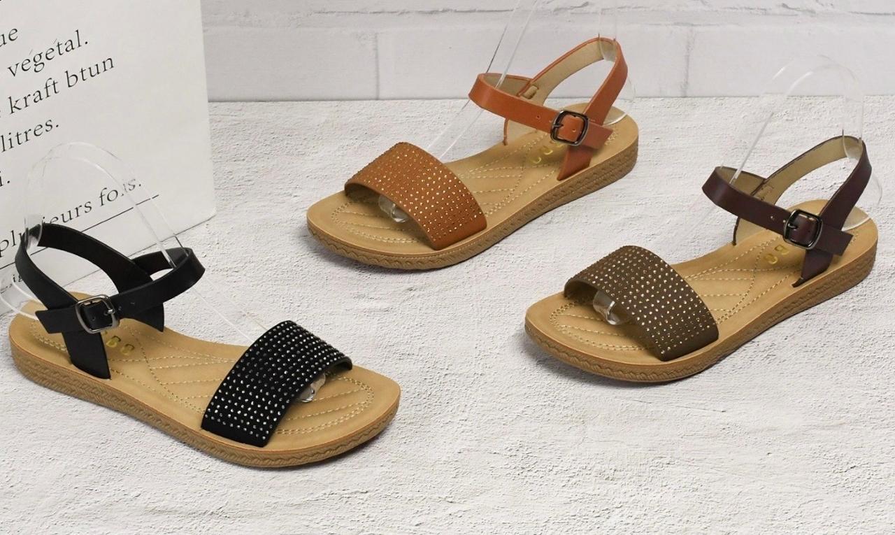 Sandalia plantilla acolchonada con detalles en brillo