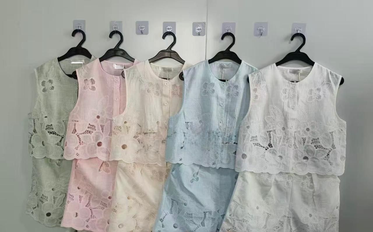 Conjunto en plus bordado en varios tonos rosa, celeste, amarillo y blanco