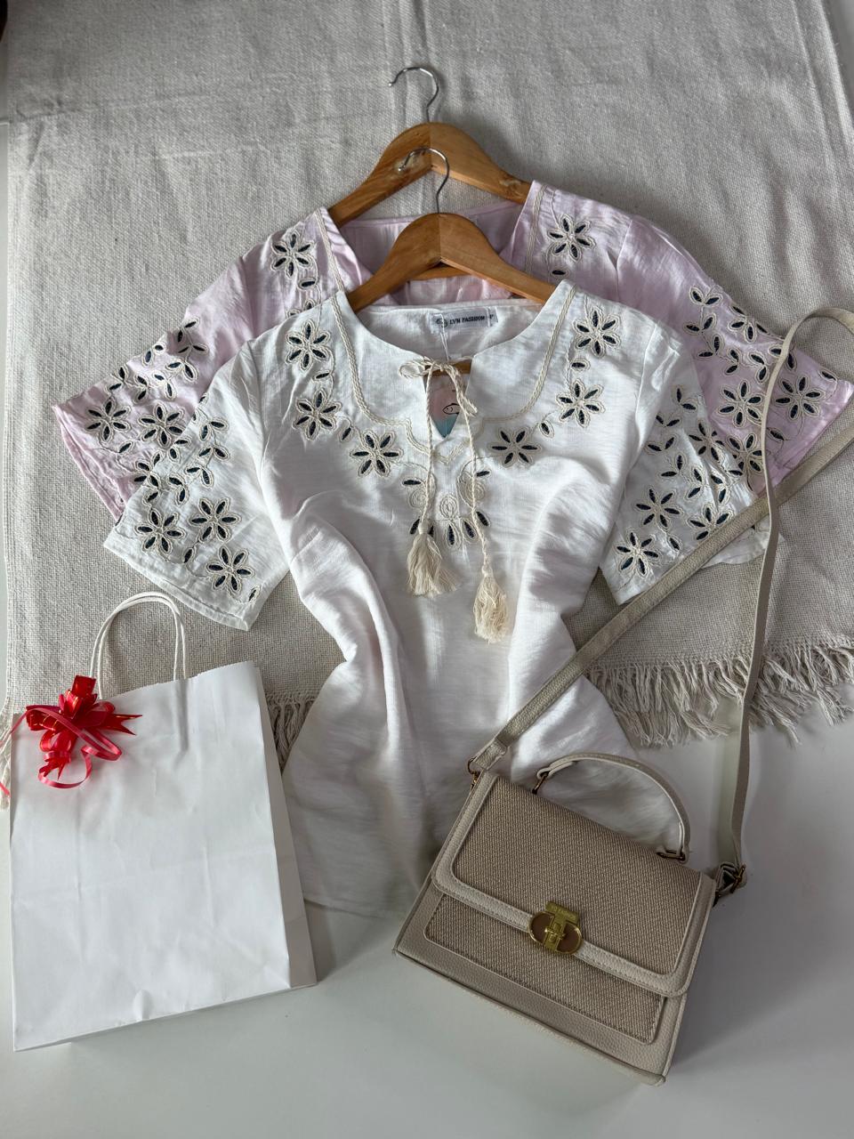 Blusa bordada con cartera