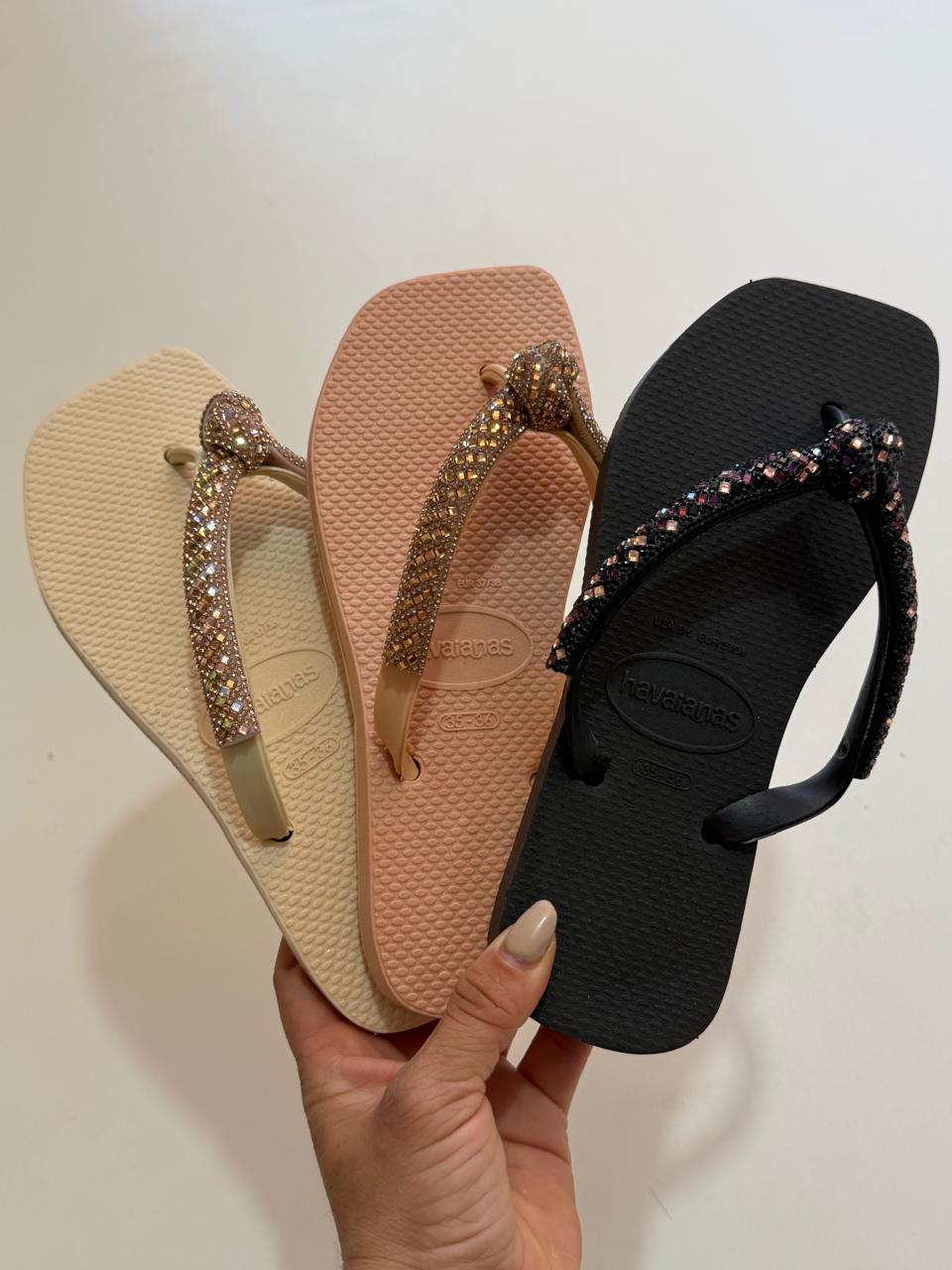 Sandalias con piedras brillantes