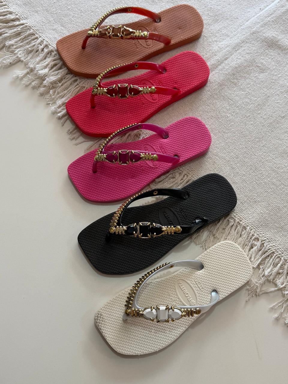 Sandalias con cadena decorativa