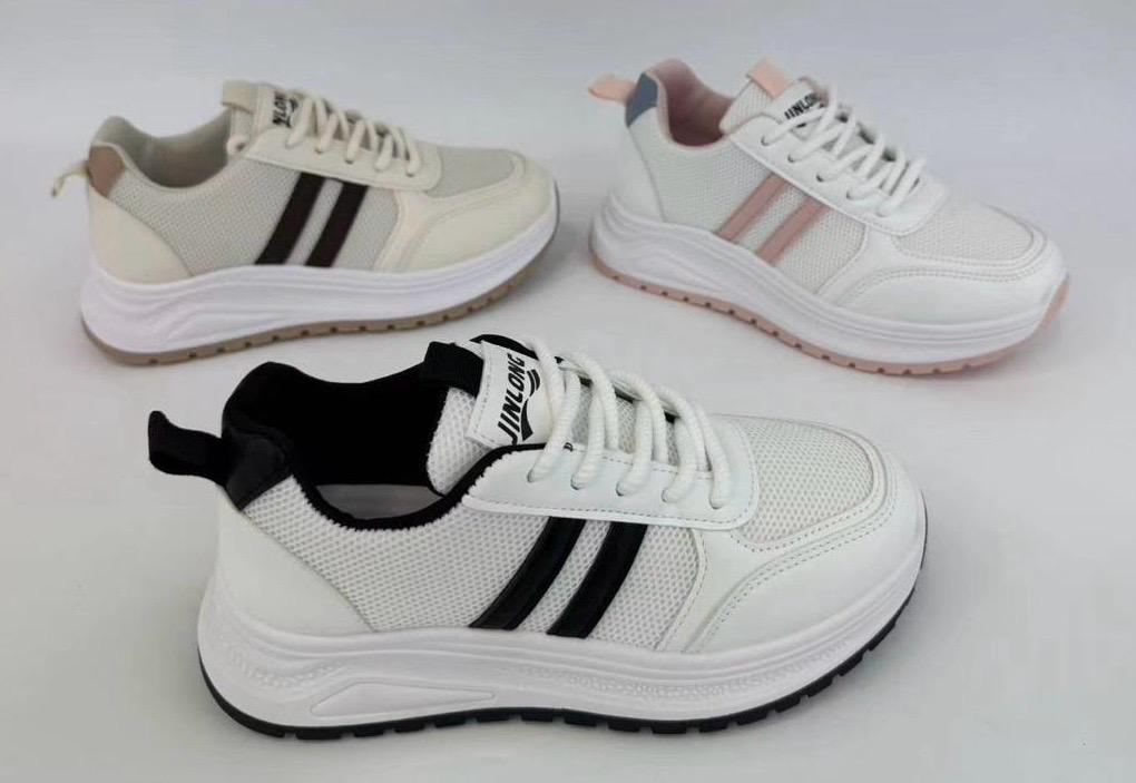 Otro modelo disponible con plataforma y acolchonado por dentro