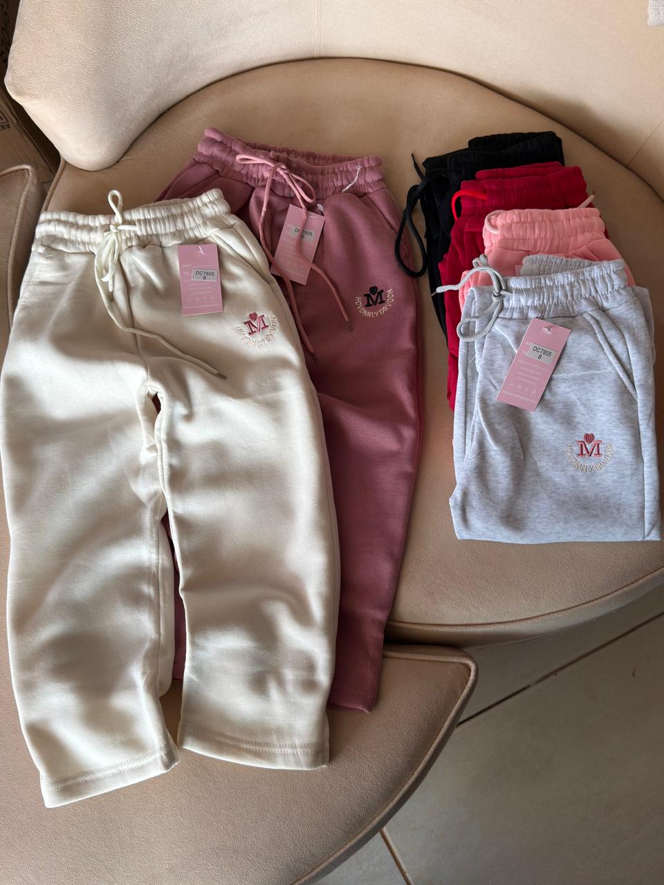 Pantalón buso con bordado "M"