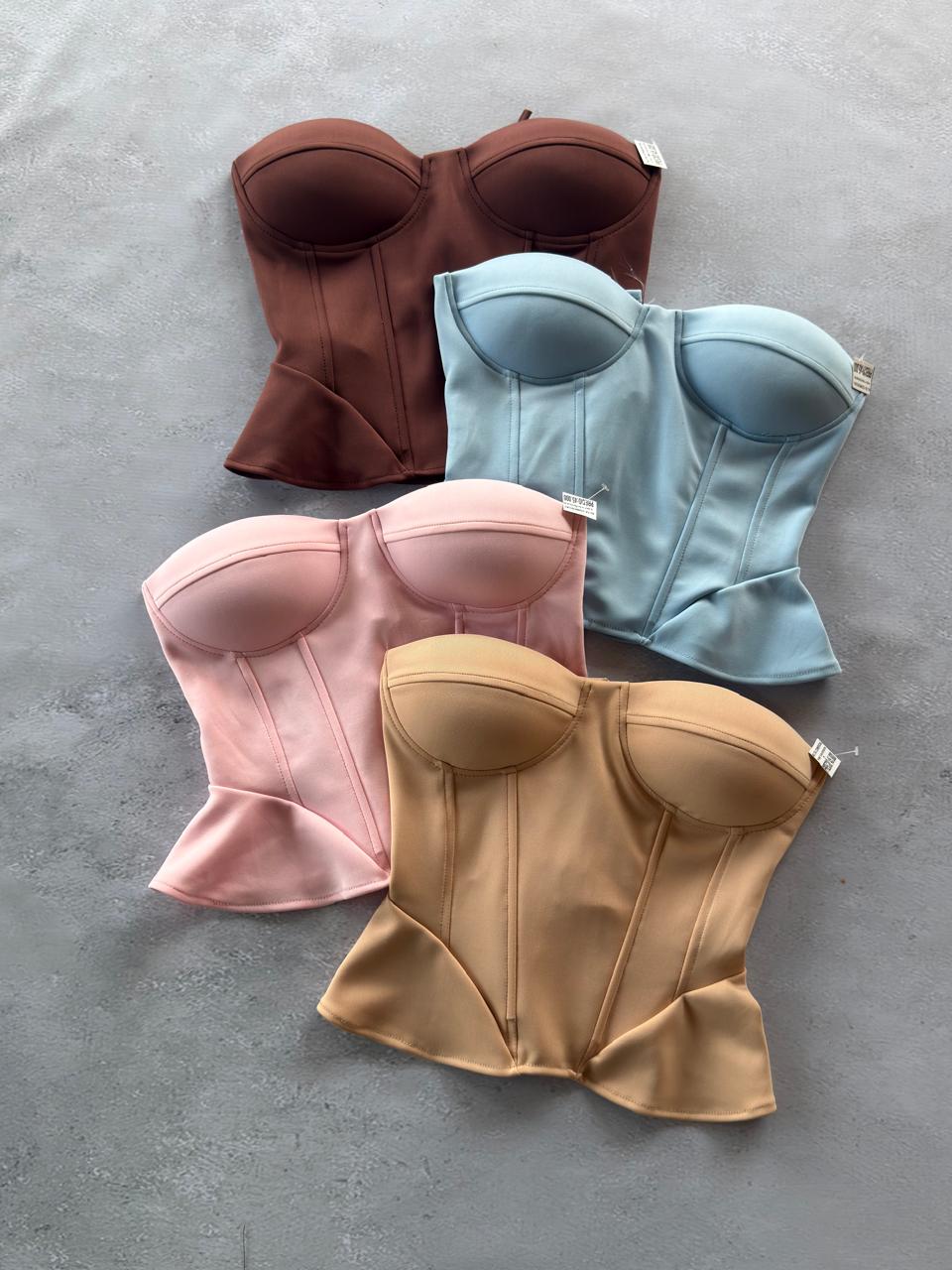 Corset liso strapless con copas y peplum