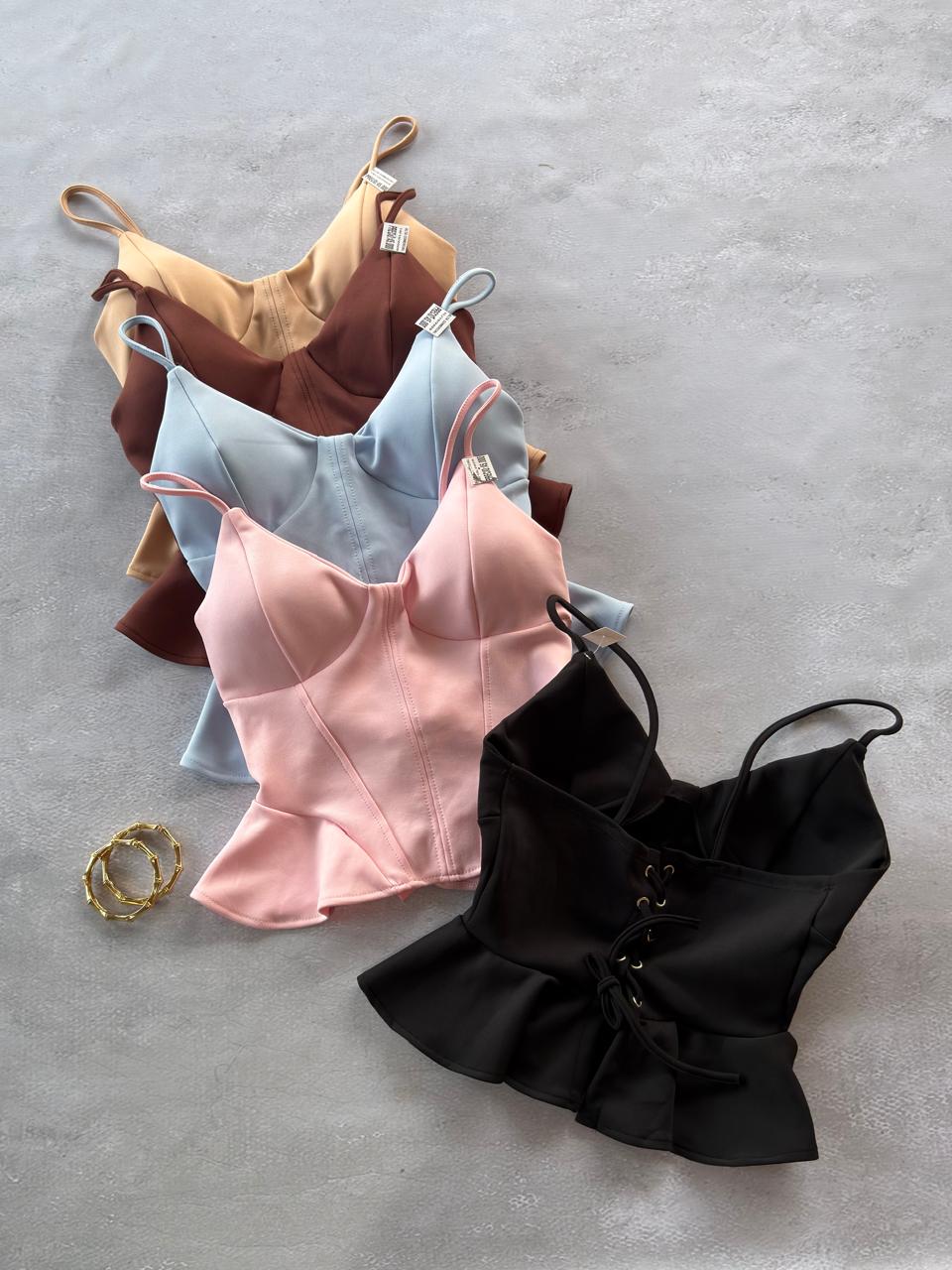 Blusa corset con copas y peplum