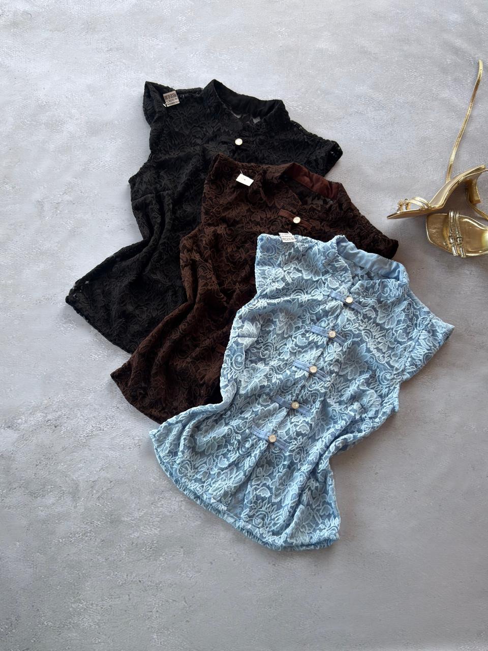 Blusa oriental de encaje con botones